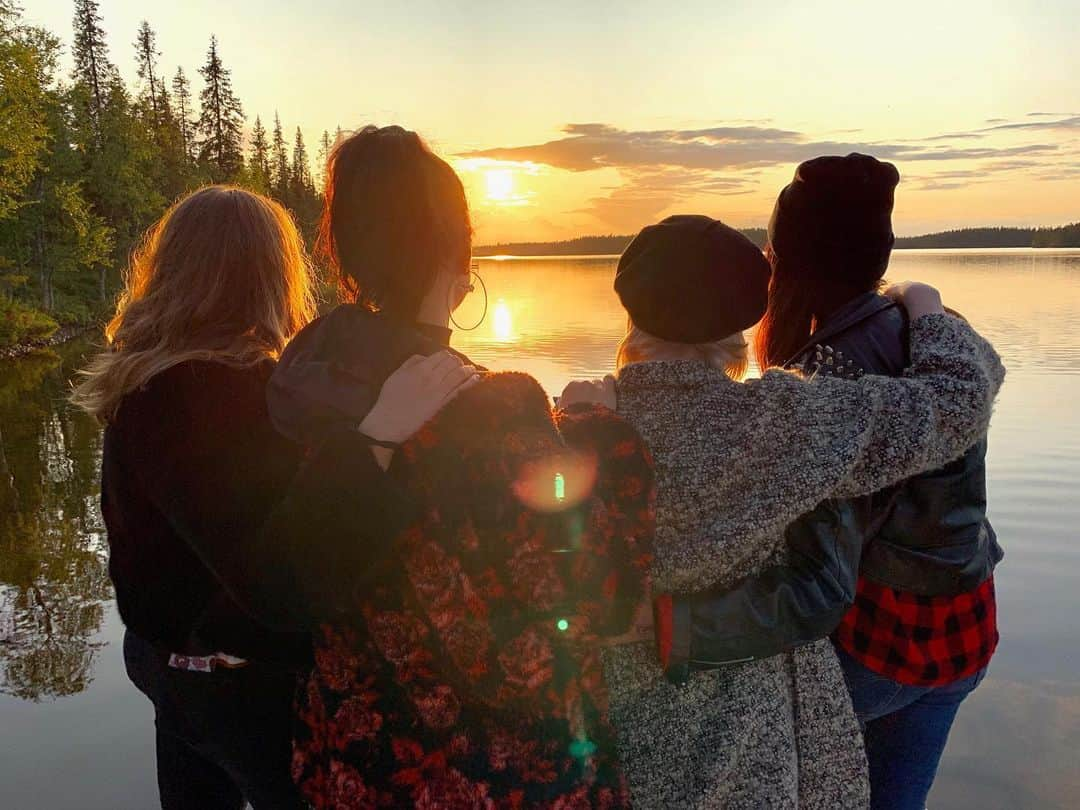 カーリー・レイ・ジェプセンさんのインスタグラム写真 - (カーリー・レイ・ジェプセンInstagram)「Magical trip to Lapland w my fav people. We so sunset cheesy it hurts. 🧀」8月21日 4時21分 - carlyraejepsen