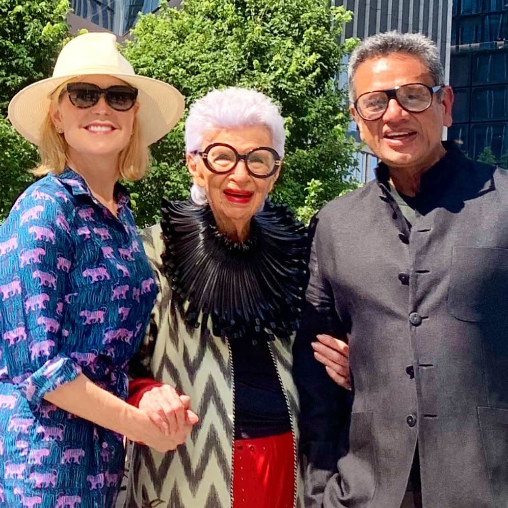 ナイーム カーンさんのインスタグラム写真 - (ナイーム カーンInstagram)「Had the most stimulating lunch with my friends @iris.apfel @kararossny for the shooting of the documentary #unleashed. @unleashed_world @hudsonyards #hudsonyards #irisapfel」8月21日 4時33分 - naeemkhannyc