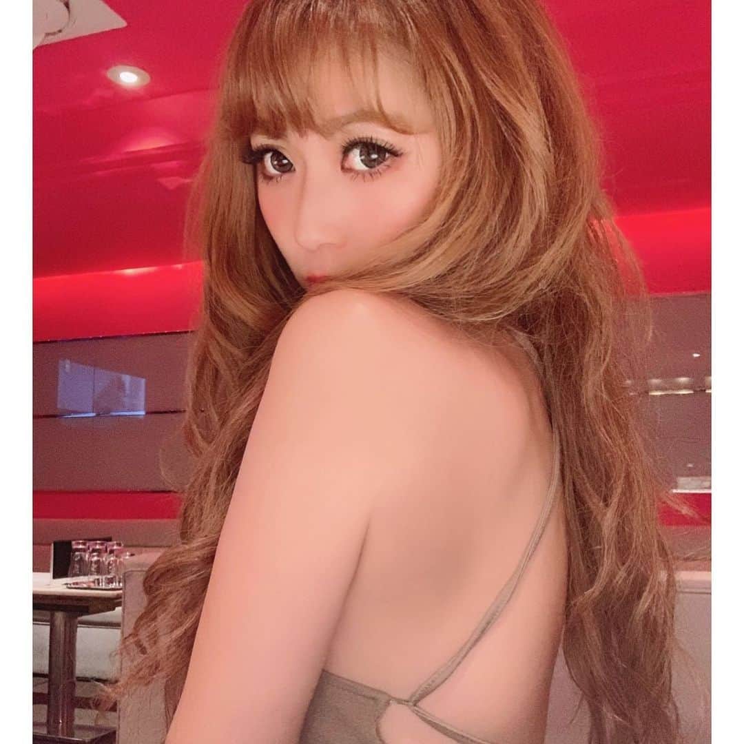 葉月樹里のインスタグラム：「今月の定休日は、24日(土)25日はミュージックサーカス @music_circus @alkaloiddancer  出演の為お休みでっす🎪✨ . .  VIP席orチケットが居る方はDMにてご連絡ください💌 . .  23日(金)は私はお休みですが、MGのよりか @yorika_soireeine と きぃ @soireeine_kiii の2人が営業してますので是非遊びにきてください（太客様）💴💚 . .  31日(土)はソワレーヌスタッフと温泉なのでお休みです〜👩‍👩‍👧‍👧❤️ . .  あとは日曜日以外は全部営業してますので宜しくお願い致します🤲 . . .  #葉月樹里 #soiréeine #ソワレーヌ #うちの店の定休日情報を勝手にお届け @yorika_soireeine @soireeine_kiii @soireeine」