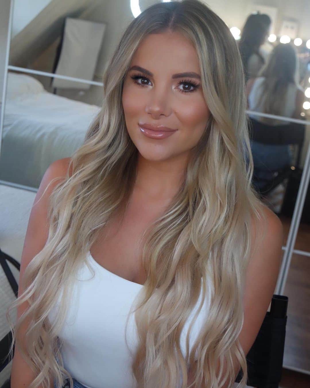 ジョージア・コウソウロウのインスタグラム：「First day back 💖  @bybeaumua  Fresh colour thanks to @domseeley 💖」
