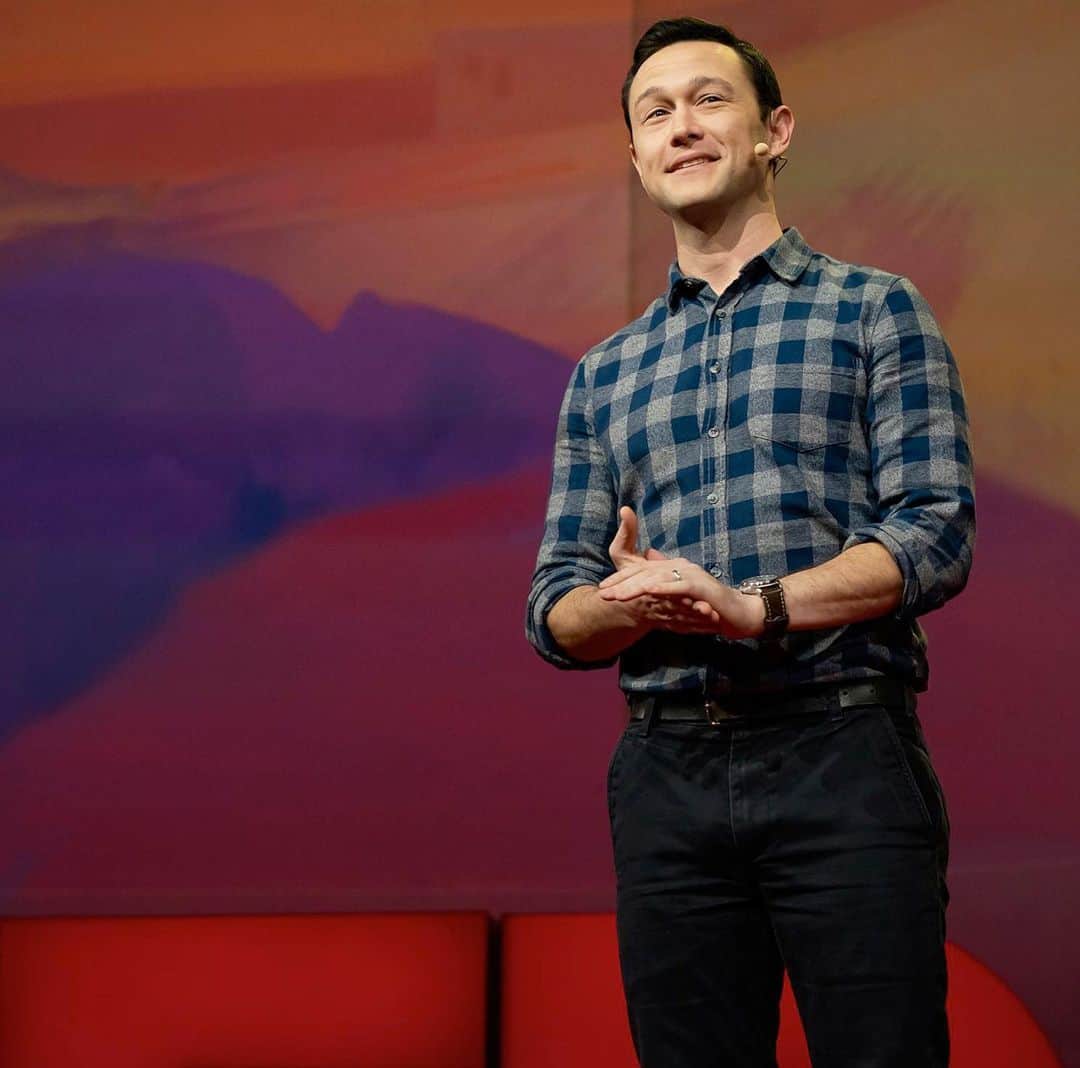 TED Talksのインスタグラム：「Joseph Gordon-Levitt has gotten more than his fair share of attention from his acting career. But as social media exploded over the past decade, he got addicted like the rest of us — trying to gain followers and likes only to be left feeling inadequate and less creative. In his #TEDTalk, he explores how the attention-driven model of big tech companies impacts our creativity — and shares a more powerful feeling than getting attention: paying attention. Visit the link in our bio to watch!」