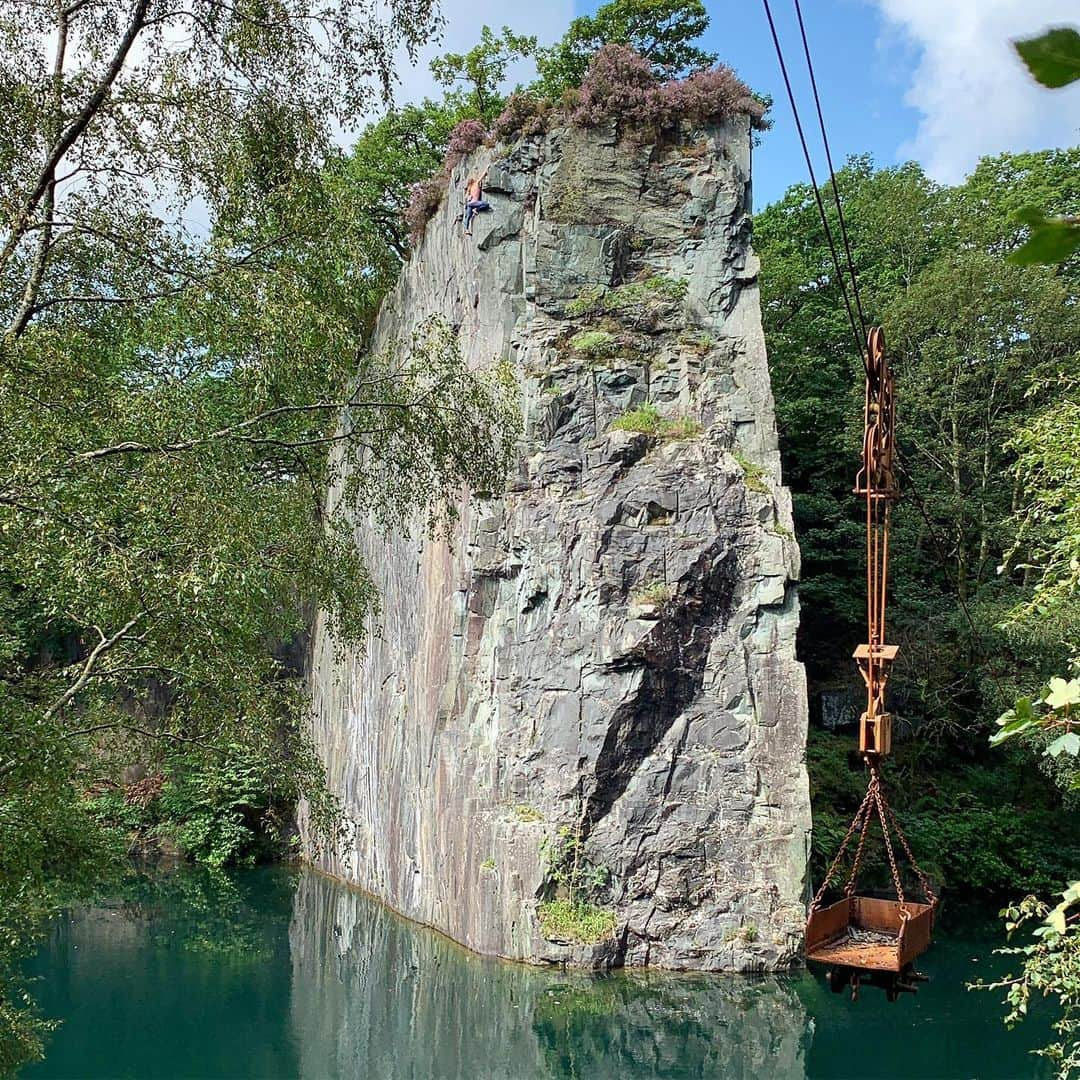 ヘイゼル・フィンドレーさんのインスタグラム写真 - (ヘイゼル・フィンドレーInstagram)「Can you see @madeleine_cope up there DWSing. Would be pretty bad to fall from there. Water turns in to stones when you get that high. We spent the day working on our head game and being filmed by @epictvclimbing for @lasportivagram 🙂」8月21日 4時45分 - hazel_findlay