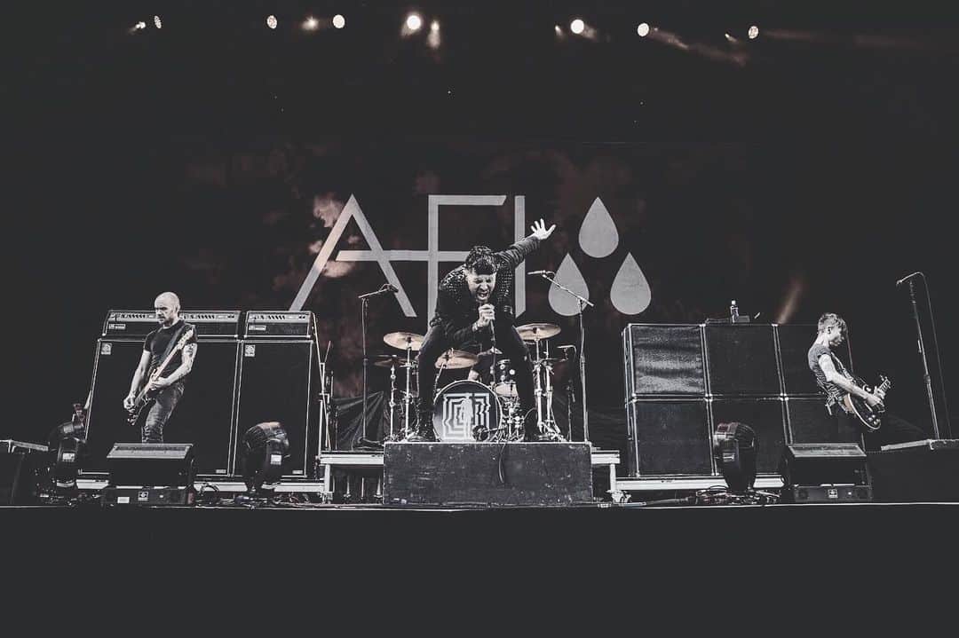 AFIのインスタグラム：「Cuyahoga Falls, you were amazing. Charlotte, NC tonight. 📷: @calengel」