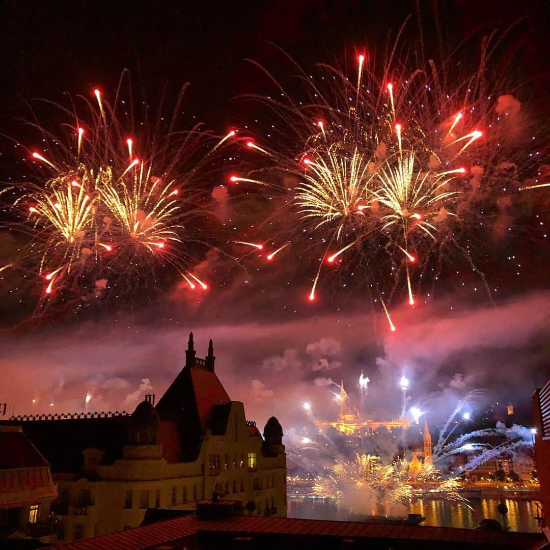 アンドレア・オズヴァルトさんのインスタグラム写真 - (アンドレア・オズヴァルトInstagram)「#mycity #myhome #Budapest #Hungary #fireworks #fuochidartificio #tűzijáték #aug20」8月21日 4時46分 - andreaosvart