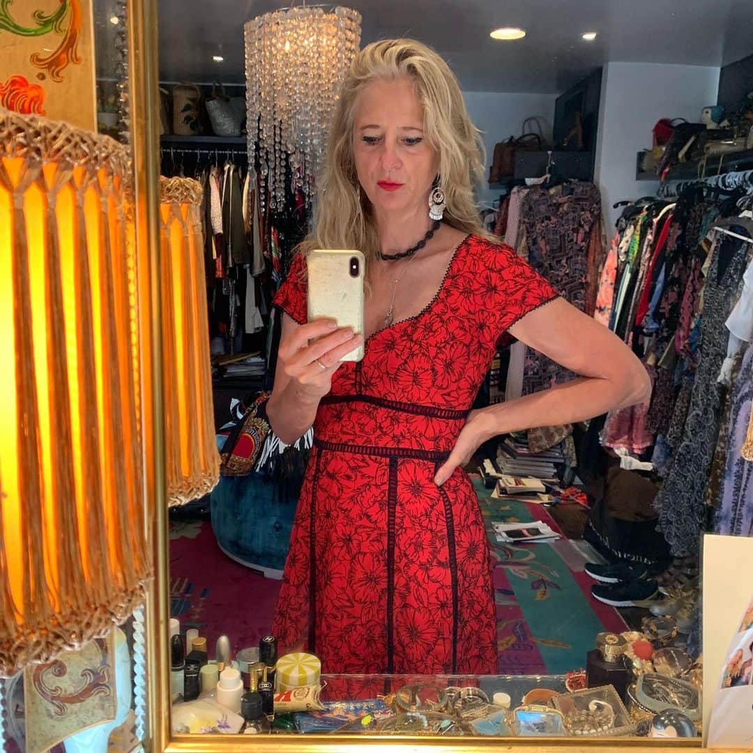 ナネットレポーのインスタグラム：「Managed to find my new favorite red dress amidst my closet of chaos 💃#shopnow #prefall #madeinamerica #therealnanette」