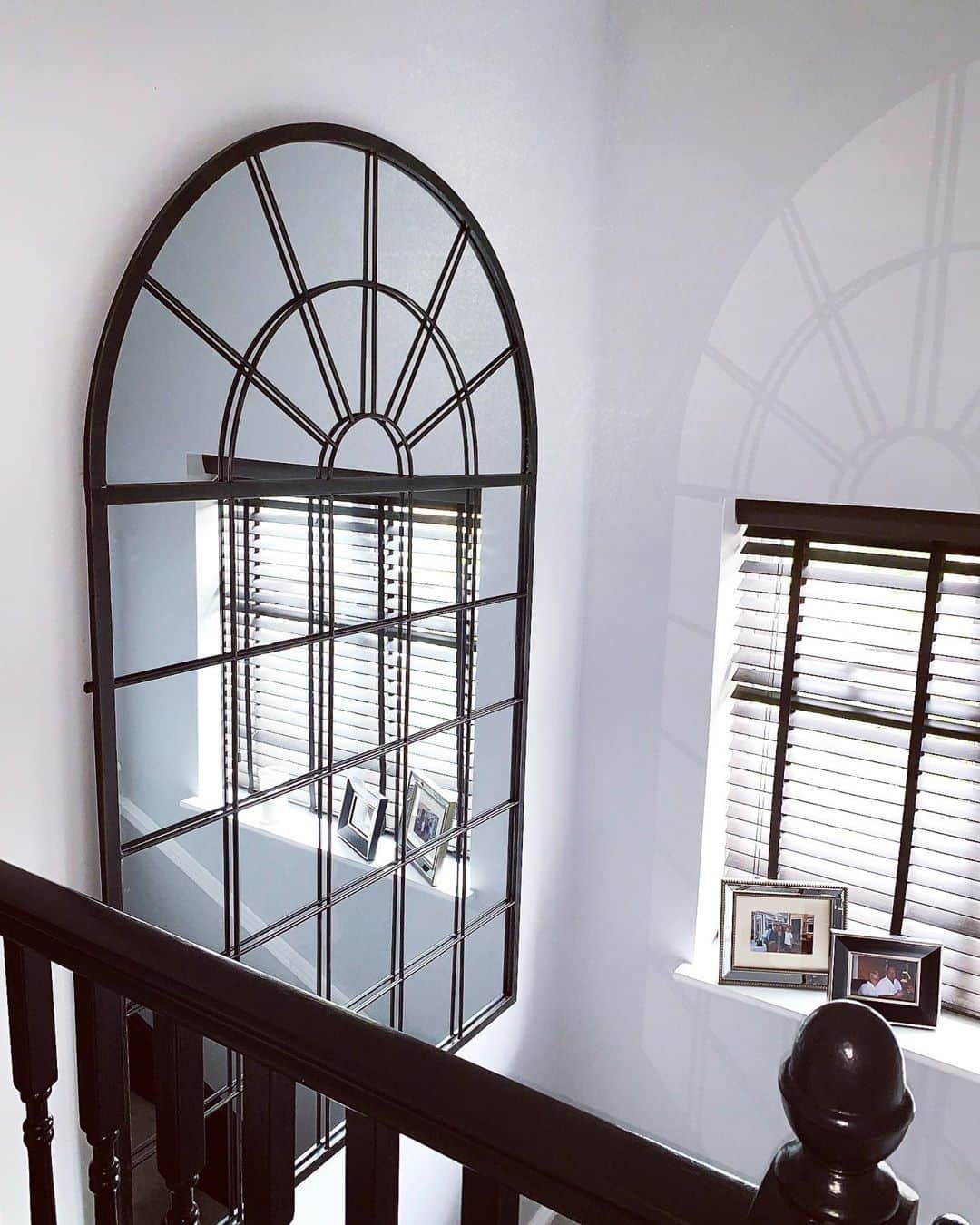 ローラアシュレイのインスタグラム：「Top Tip: To allow as much light as possible into a space, position your mirror opposite or next to a window to increase the amount of natural light cast into the room. The bigger the mirror, the brighter the space. 📷 @its_shaw_home」