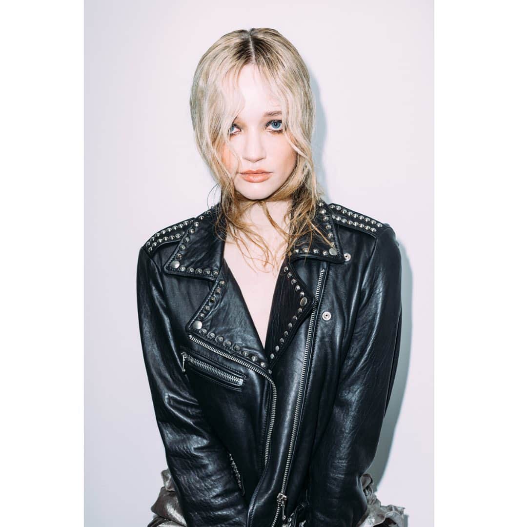 リヴ・オドリスコールのインスタグラム：「Sneak peak at the start of a fun new project 😬  Photog: @marlborough_lights  Makeup: @leisa.w.hairandmakeup  Hair: @emmabrycehair  Creative direction: me.  Wardrobe: @stolengirlfriendsclub thanks to @publiclibraryshowroom ✨」