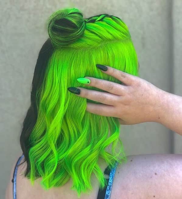 CosmoProf Beautyさんのインスタグラム写真 - (CosmoProf BeautyInstagram)「Nothing but LOVE for this #NeonHair & matching nails! 💚🖤👏⁣ ⁣ Hair by @amberstylist26 who NAILED this neon look using @pravana Chromasilk Vivids in Neon Green and Emerald.⁣ ⁣ Save 15% when you buy 4 Pravana #Chromasilk Vivid shades this month at #cosmoprofbeauty where you are #licensedtocreate 🙌⁣ ⁣ #repost #neongreenhair #pravanavivids #pravanacolor #vividhair #greenhairdontcare」8月21日 5時09分 - cosmoprofbeauty