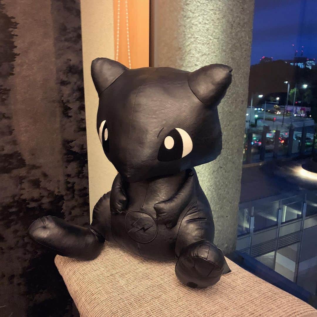 砂川信哉のインスタグラム：「黒いミュウ、見たことある？」