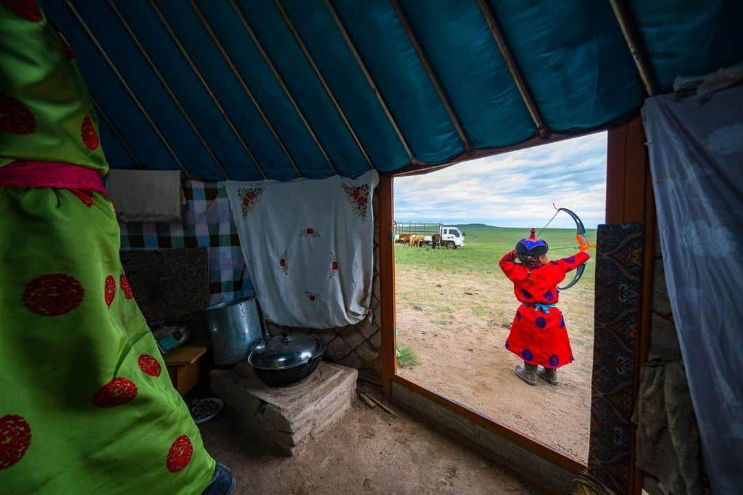 Michael Yamashitaさんのインスタグラム写真 - (Michael YamashitaInstagram)「Like Father, Like Son: Three-year-old Adiya practices his archery skills, imitating his father an excellent archer himself, in the Mongolian tradition. With 15-stops of Dynamic Range the new Sony A7R lV was able to capture this scene shot from inside of the tent remarkably, resulting in smooth, natural gradations ranging from deep shadows inside, to the highlights outside.  EXIF: 1/500sec, f/4.0, ISO800 #SonyAlpha #A7RIV + #SonyG #SEL1224G @sonysingapore #InnerMongolia #yurt #Mongolian」8月21日 5時04分 - yamashitaphoto