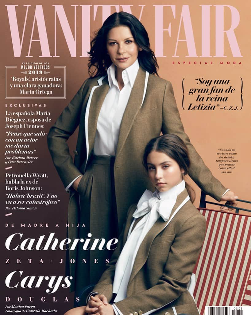キャサリン・ゼタ・ジョーンズさんのインスタグラム写真 - (キャサリン・ゼタ・ジョーンズInstagram)「Thrilled to be on the cover of the September issue of @VanityFairSpain with my beautiful daughter @carys.douglas 💕 Thank you to the amazing #VanityFairSpain team for the wonderful feature. ¡Me encanta!  Hair: @stephanebodin Makeup: @marywilesmakeup Photography: Gonzalo Machado Styling: @bdelacova Wardrobe: @Fendi Writing: @_monicaparga Photo Assistant: @santiagobelizon Art Direction: @mariasanjuanmolla Production: @alba_vp」8月21日 5時06分 - catherinezetajones