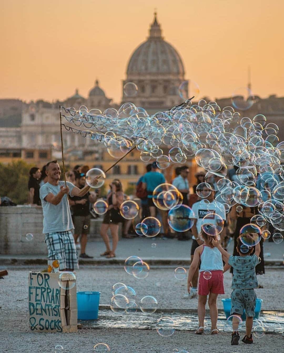 のインスタグラム：「Magic bubbles at Rome by @yan.denisov at @weareigersit 📸😍 #igersroma #instagramersItalia #weareigersit #igers」