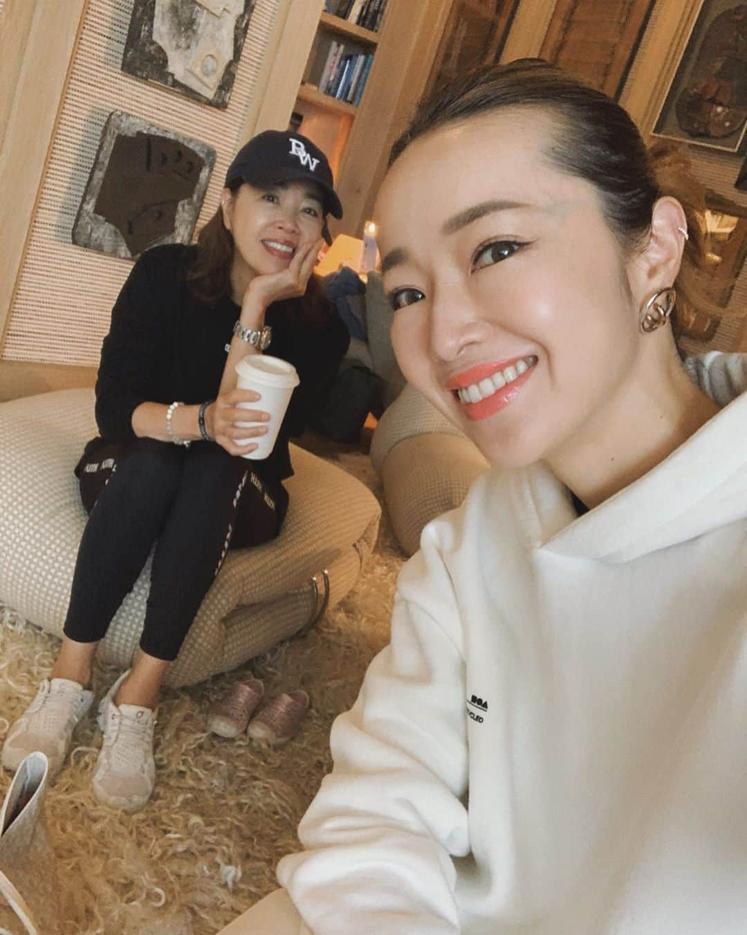 翁安芸さんのインスタグラム写真 - (翁安芸Instagram)「Morning oats milk latte with @nobukoaspen 💛💛💛 #santamonica #cafelatte #oatsmilk #motheranddaughter #akiweng #nobukokang #la」8月21日 5時17分 - akinyc