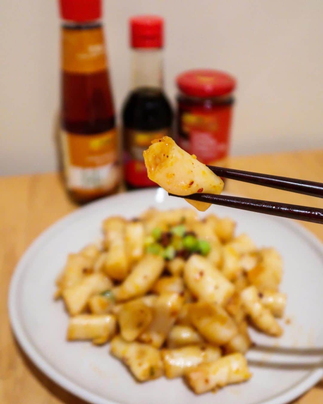 Eat With Steph & Coのインスタグラム：「On days that I don’t eat out, I like to do some cooking at home, and one of my go-to comfort dishes is *steamed rice rolls*. Suuuper simple and quick to make, and ALWAYS hits the spot. The traditional way is done with Hoisin sauce, but I loveeee combining a splash of soy sauce and sesame oil with a teaspoon of chilli oil 😍  These sauces are my staple kitchen cupboard ingredients for any sort of Chinese cooking, and I just love love love this flavour combo. You can also get experimental and add in peanut butter for some creamier flavours…  For more details and a step-by-step, check out my stories feature! Come cook with me, for those healthier and more relaxed days at home 👩🏻‍🍳&📷 @verna.banana #ad #oyysodelicious #leekumkee #cookwithme #homemade #weeknight #simple #dinner #recipe #chinesefood #sogood」
