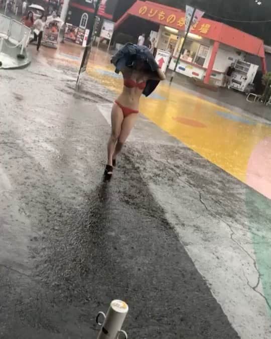 投稿画像　露出狂 MIUさんのインスタグラム動画 - (MIUInstagram)「露出狂の人、 「急いでください！雨なんで！」  と突っ込まれたとある夏の日🌞🌴🌺✨🤣🤣 #よみうりランド #プール #夏 #遊び #夏遊び #ビキニ #ビキニギャル #sexy  #japanesegirl #bikinigirls」8月21日 5時26分 ...