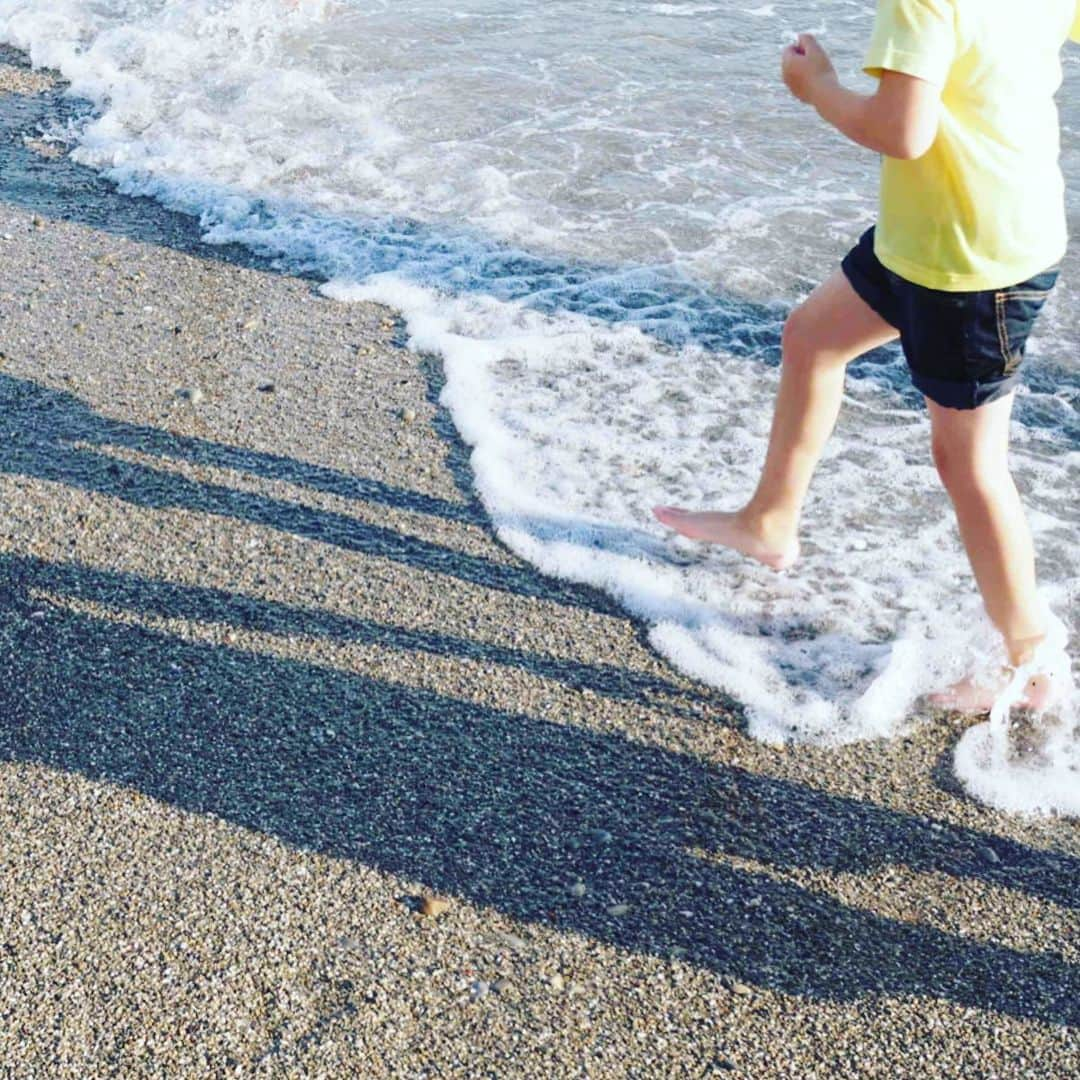 岡田育さんのインスタグラム写真 - (岡田育Instagram)「Do you have any plans to the beach this summer? I haven’t yet.... but Aoyama Book Center, the super famous worldwide beloved bookstore in Tokyo, held the summer book fair “160 books recommended by 160 people” through September. . . Then I sent a short notes for “Gift from the Sea” by Anne Morrow Lindbergh from under the fountain of Washington Square Park. My life needs any kind of waterside... . . Other photos from Nice France a few years ago. Have a nice summertime!! 🐚 📖 📚 🧜‍♀️ 🚿 🏝 . #青山ブックセンター本店  @aoyamabookcenter にて「160人が、この夏おすすめする一冊」ブックフェアに参加しております。いつかの夏、ニキータ @nishikidotcom から薦めてもらった『海からの贈物』改版を、この夏は他の誰かに、そう、あなたに。店頭では推薦コメントを全掲載したタブロイド判がもらえるって！ 私ももらいに行きたいな。海はニースで噴水はうちの近所の公園です。 . . #giftfromthesea #amlindbergh #annemorrowlindbergh #japanesebookstore #bookfair #booksforthebeach #readingwomen #womenreading #nicefrance #washingtonsquarepark #newyorkcity #tokyo #aoyamabookcenter #40歳までにコレをやめる #quitbefore40 #夏休みの課題図書 #本がある暮らし #文庫本が好き #ニース #ニューヨーク #海行きたいな」8月21日 5時51分 - okadaic