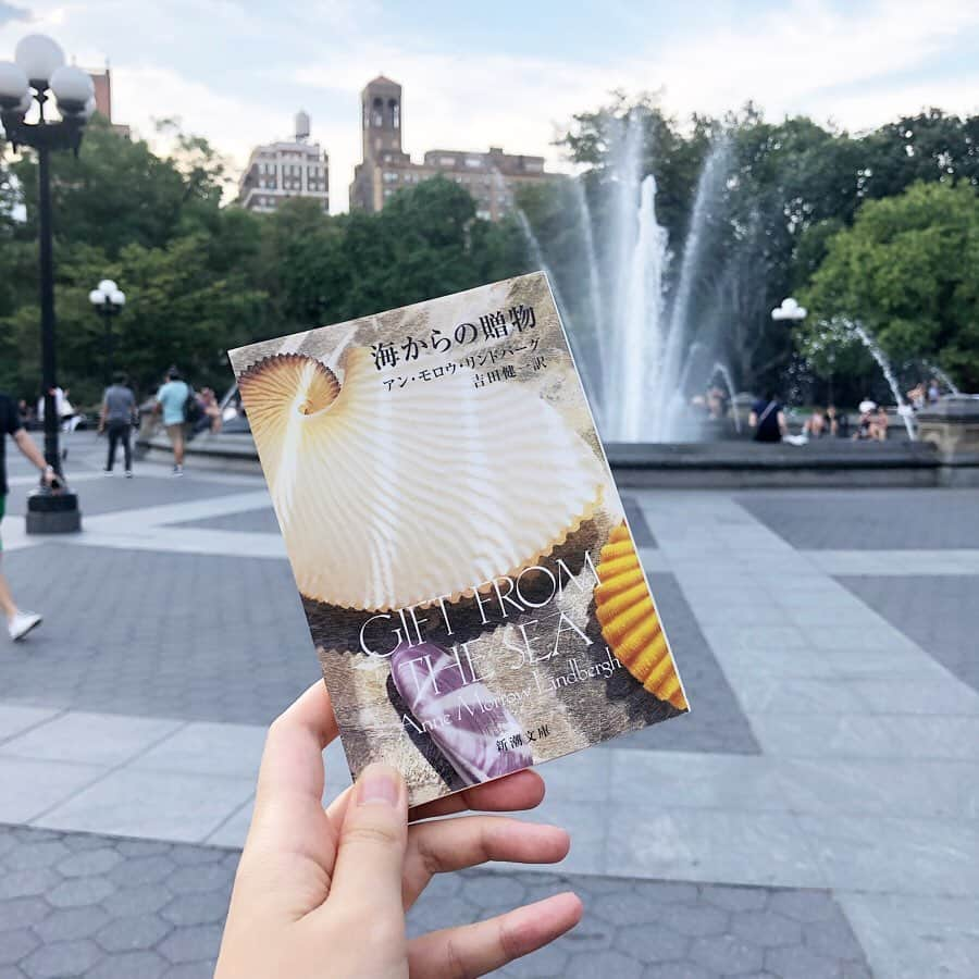 岡田育さんのインスタグラム写真 - (岡田育Instagram)「Do you have any plans to the beach this summer? I haven’t yet.... but Aoyama Book Center, the super famous worldwide beloved bookstore in Tokyo, held the summer book fair “160 books recommended by 160 people” through September. . . Then I sent a short notes for “Gift from the Sea” by Anne Morrow Lindbergh from under the fountain of Washington Square Park. My life needs any kind of waterside... . . Other photos from Nice France a few years ago. Have a nice summertime!! 🐚 📖 📚 🧜‍♀️ 🚿 🏝 . #青山ブックセンター本店  @aoyamabookcenter にて「160人が、この夏おすすめする一冊」ブックフェアに参加しております。いつかの夏、ニキータ @nishikidotcom から薦めてもらった『海からの贈物』改版を、この夏は他の誰かに、そう、あなたに。店頭では推薦コメントを全掲載したタブロイド判がもらえるって！ 私ももらいに行きたいな。海はニースで噴水はうちの近所の公園です。 . . #giftfromthesea #amlindbergh #annemorrowlindbergh #japanesebookstore #bookfair #booksforthebeach #readingwomen #womenreading #nicefrance #washingtonsquarepark #newyorkcity #tokyo #aoyamabookcenter #40歳までにコレをやめる #quitbefore40 #夏休みの課題図書 #本がある暮らし #文庫本が好き #ニース #ニューヨーク #海行きたいな」8月21日 5時51分 - okadaic