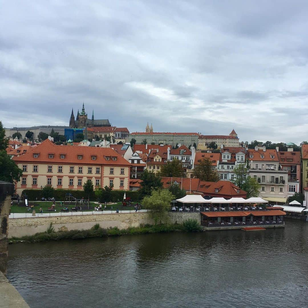 飛河蘭のインスタグラム：「ひとり旅日記その5 プラハ🇨🇿 プラハ！ここも行ってみたかったのです！ またオーストリア、フランスとは全然雰囲気が違って旧市街は中世の街そのもの！😍 そして、1枚目はカレル橋からのプラハ城🏰 カレル橋といえば！ そう、プラハの春🌸 2人で寄り添い〜♪カレル橋から見下ろしたブルダバ川はただ〜♪ただ静かに流れるも〜♪ いやぁ、ほんと宝塚の聖地多すぎな件。笑 プラハの春、実は初めて生で劇場で観た作品なんです🥺 そのあと本も買って上下読みました👍🏻 ということで最後の写真、ヴァーツラフ広場で焼身自殺したヤンパラフのモニュメントもしっかり見てきましたよ😭😭😭 泣くーーー💦💦 あとはチェコといえばミュシャ！ ミュシャの絵大好きで、家にあります🖼だからこそ絶対に行きたかったミュシャ美術館！ いつまでも見ていたかった☺️ さて、チェコに別れを告げ次の場所へ🚃  #チェコ #プラハ #プラハの春 #ヤンパラフ #ミュシャ美術館 #黄道十二宮が好き #ひとり旅」