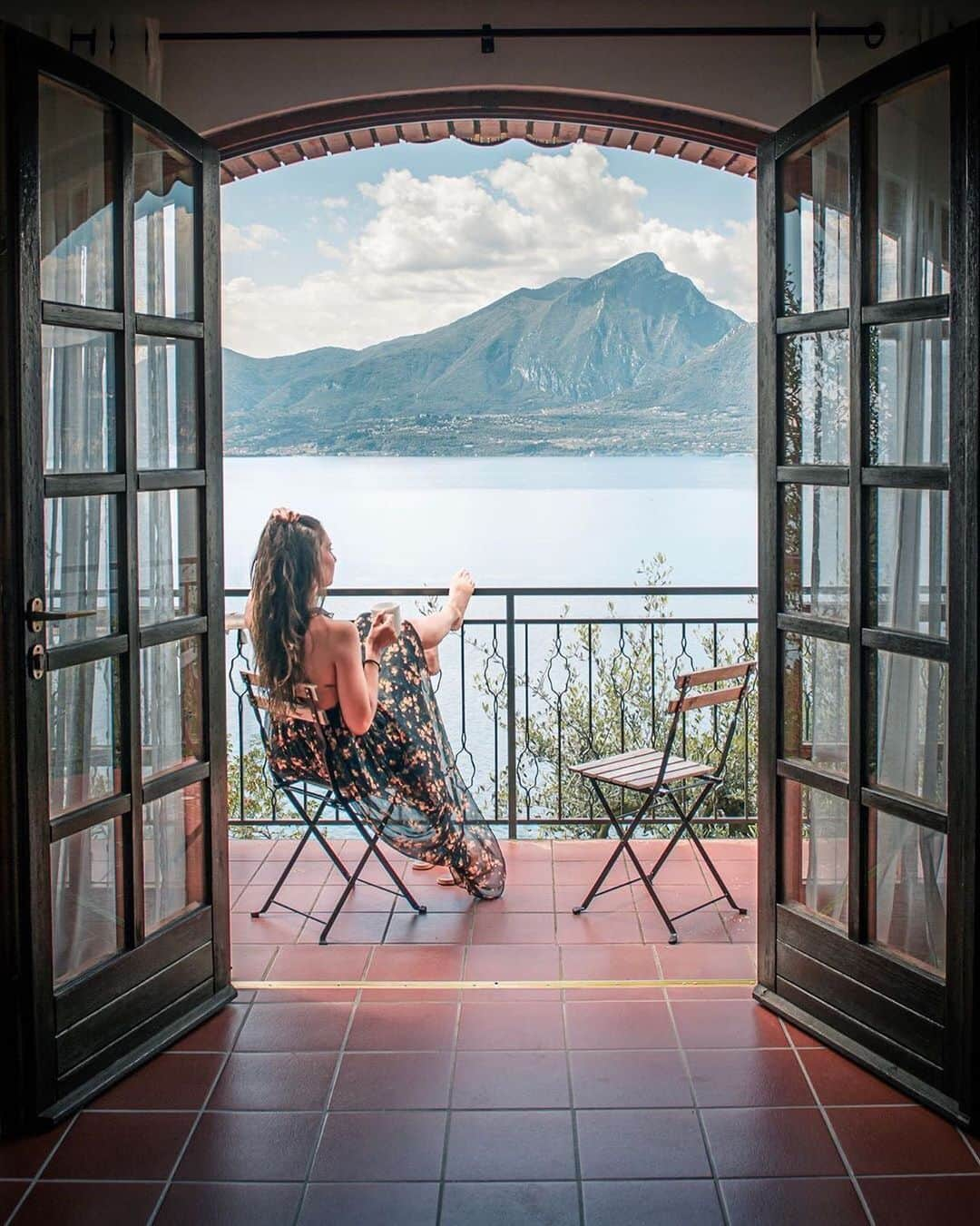 Airbnbさんのインスタグラム写真 - (AirbnbInstagram)「If this is all you feel like doing at Giacomo’s villa on Lake Garda, no one can blame you. But it’s also well situated for exploring the mountain paths all around the lake, walking into town for risotto at Ristorante Gardesana, or taking a side trip to Verona for opera under the stars at the 1,989-year-old Arena di Verona.  Photo: @v_outdoors」8月21日 6時01分 - airbnb