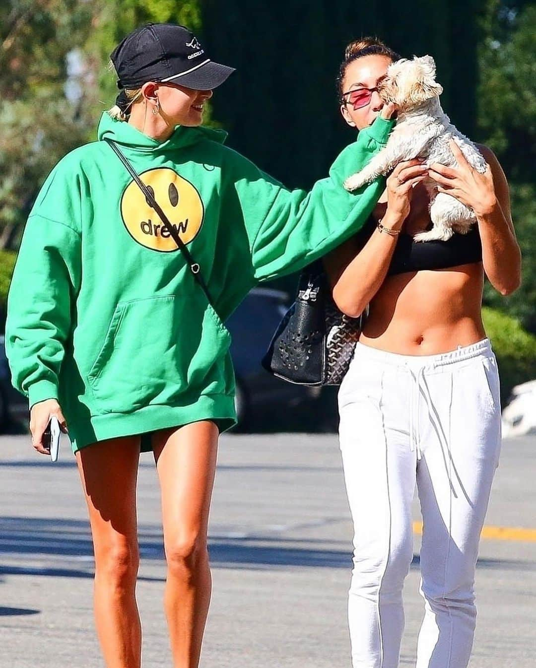 Just Jaredさんのインスタグラム写真 - (Just JaredInstagram)「@haileybieber showed off her fit figure while hitting the gym alongside her friend and a cute pup! #HaileyBieber #HaileyBaldwin Photos: Backgrid」8月21日 6時03分 - justjared