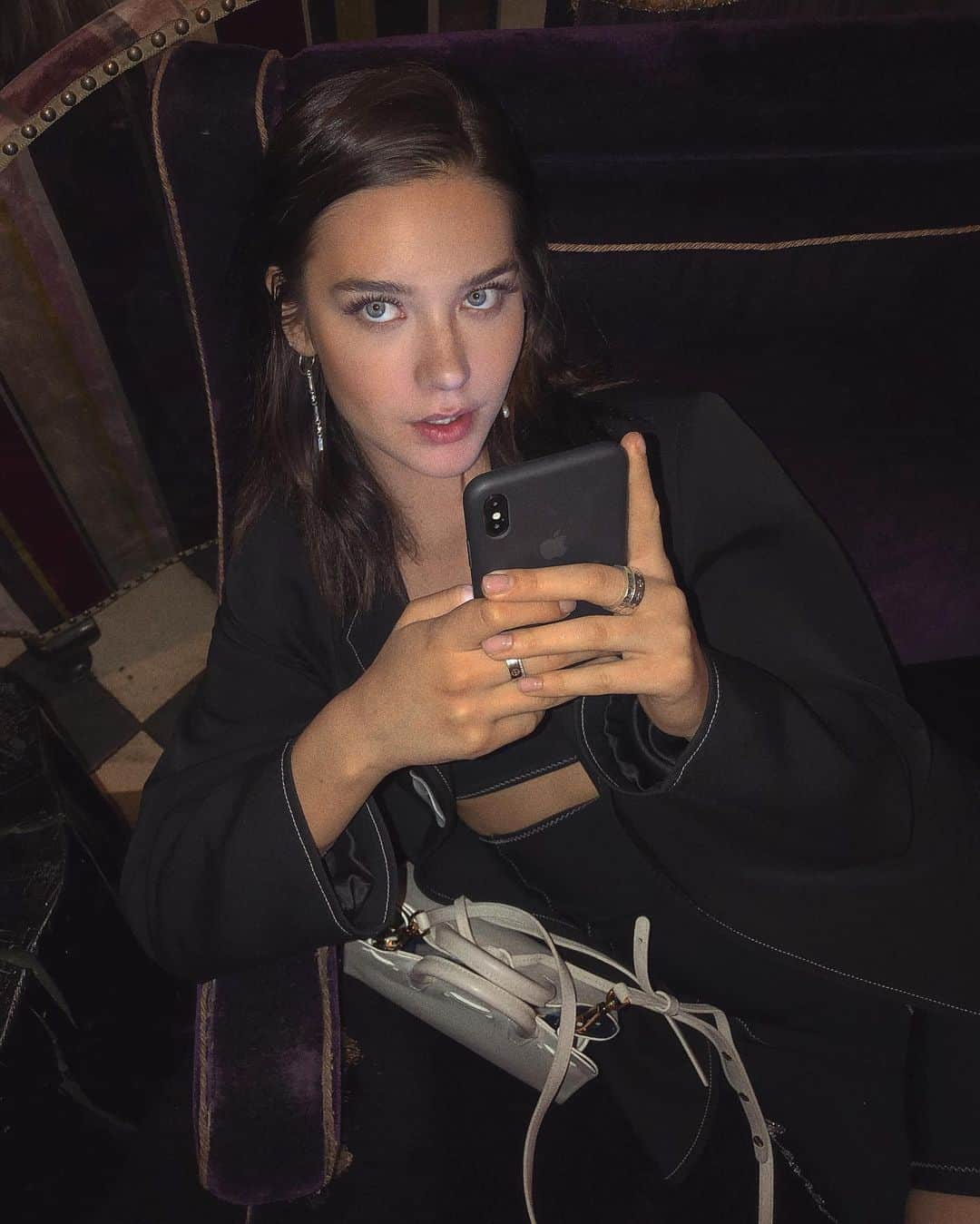 アマンダ・スティールさんのインスタグラム写真 - (アマンダ・スティールInstagram)「caught off guard...i wonder what this expression means. is she annoyed? offended? attracted? disgusted? or just simply dead inside?? lmk ur thoughts」8月21日 6時18分 - amandasteele