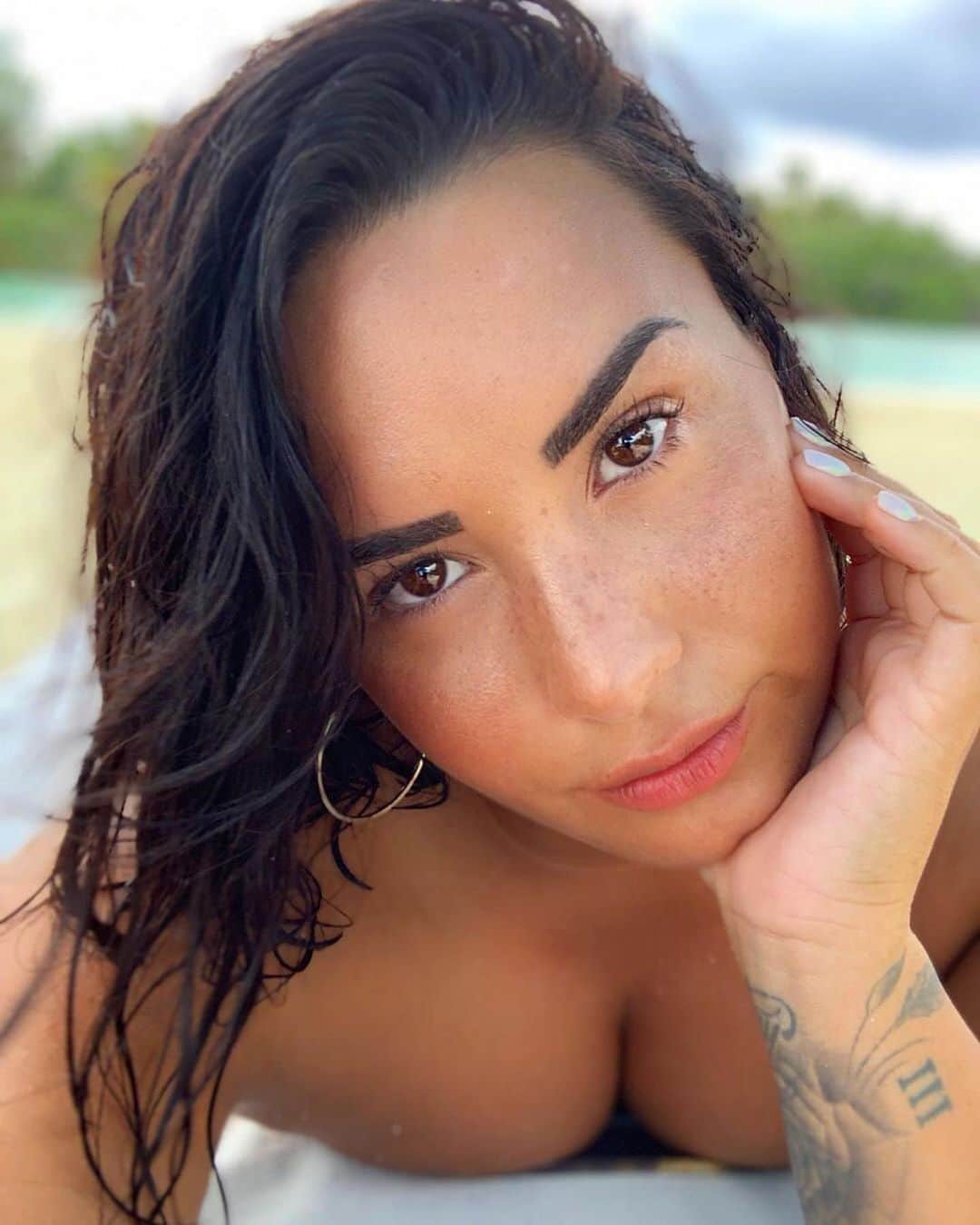 E! Onlineさんのインスタグラム写真 - (E! OnlineInstagram)「Couldn't pick just one selfie to celebrate Demi Lovato's birthday with, so we chose three. Sorry not sorry. (📷: @ddlovato)」8月21日 6時24分 - enews