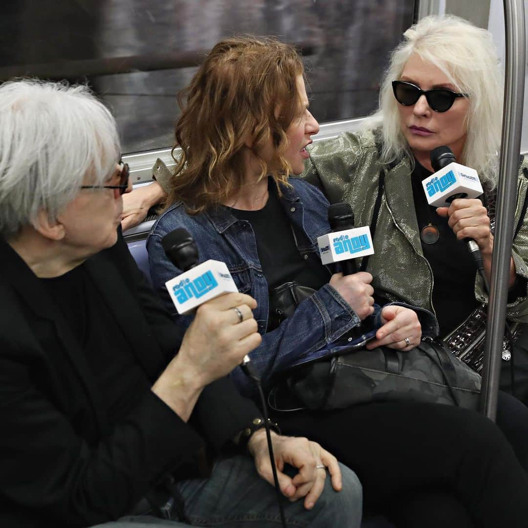 サンドラ・バーンハードさんのインスタグラム写真 - (サンドラ・バーンハードInstagram)「It’s #nationalradioday kids #Sandyland @blondieofficial #ontheMtrain #theGracies @radioandysxm I love my show and I adore all of you! Thanks to my erstwhile producer @lmantineo who makes it all happen!」8月21日 6時25分 - sandragbernhard