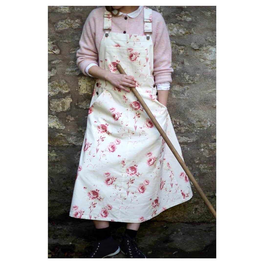 キャベジズ&ローゼズのインスタグラム：「Printed in Sussex ❤ Tap to shop the Savannah Dungaree Dress in Rosie Velvet now 20% off in our Summer Sale #taptoshop #dungarees #dungareedress #dungaree #madeinengland #ecofashion #floraldresses #consciousstyle #cabbagesandroses #cabbagesandrosesfashion @christina_strutt @cabbagesandroses_shop」