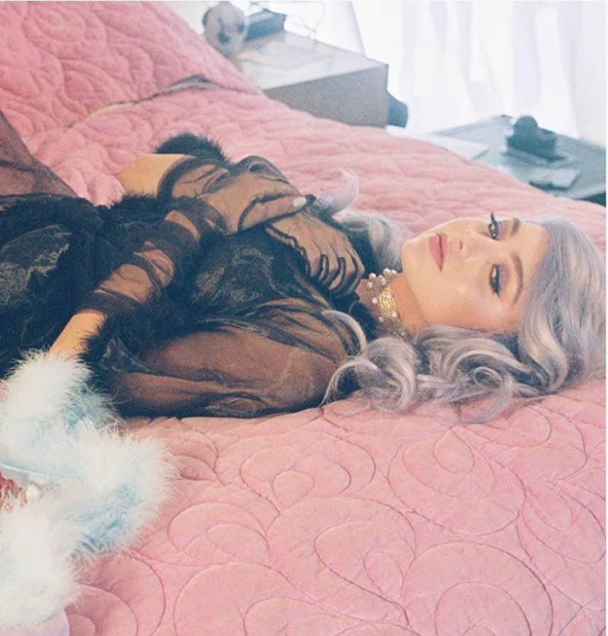ペイトン・リストのインスタグラム：「clutching my pearls because... 𝔇𝔬𝔫’𝔱 ℭ𝔯𝔶 𝔣𝔯𝔦𝔡𝔞𝔶」