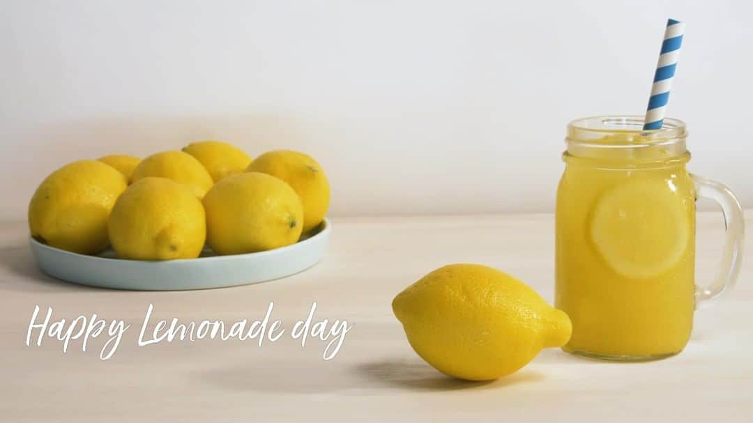 Dole Packaged Foods（ドール）のインスタグラム：「When life gives you 🍋s… and 🍍s, reach for a glass of Pineapple Mint Lemonade #NationalLemonadeDay」