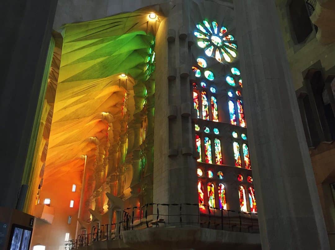 福田萌子さんのインスタグラム写真 - (福田萌子Instagram)「"The sun is the greatest artist" by Gaudì 『太陽こそが最も偉大な芸術家だ』と言ったガウディは、至るところに自然の明かりを取り入れ自然が作り出す芸術で観る人を魅了します。 #basilica #sagradafamilia」8月21日 6時40分 - moekofukuda