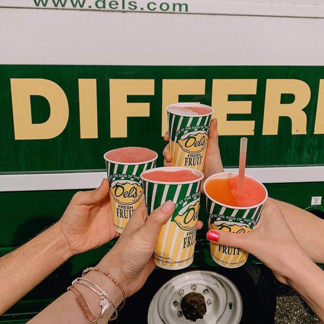 アレックスアンドアニさんのインスタグラム写真 - (アレックスアンドアニInstagram)「We’re celebrating #LemonadeDay with a classic Rhode Island treat: Del's [Frozen] Lemonade 🍋 | 📸: @alexandani_chapelview」8月21日 6時42分 - alexandani