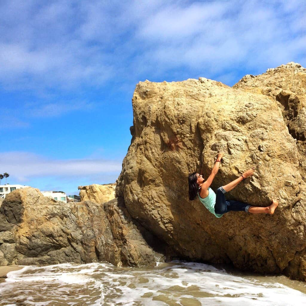 ミーガン・マスカリーナスさんのインスタグラム写真 - (ミーガン・マスカリーナスInstagram)「☀️ memories :) #climbing #bouldering #beach」8月21日 6時51分 - mjclimbinginthesnow