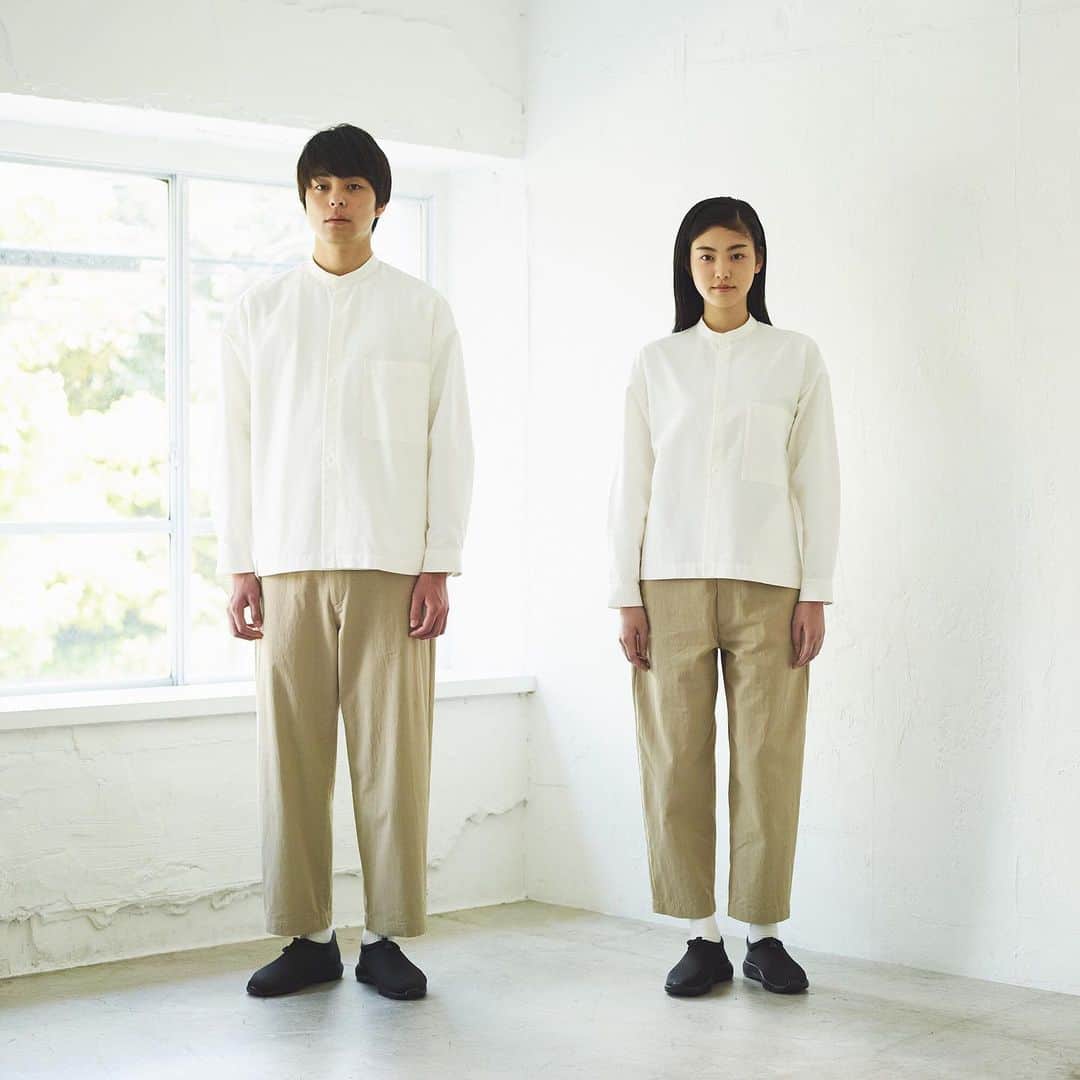 MUJI USAさんのインスタグラム写真 - (MUJI USAInstagram)「An oxford shirt designed with a silhouette for all genders and ages. Without limit to the wearer, the shirts are simple and easily incorporated into a wardrobe. Made with a comfortable texture and a pre-washed feel, it can be worn on its own or as an outer layer.  This August MUJI Labo collection is available exclusively at MUJI Fifth Avenue, MUJI 59TH ST, and MUJI Portland. #muji #mujiusa #mujilabo #design」8月21日 7時00分 - mujiusa