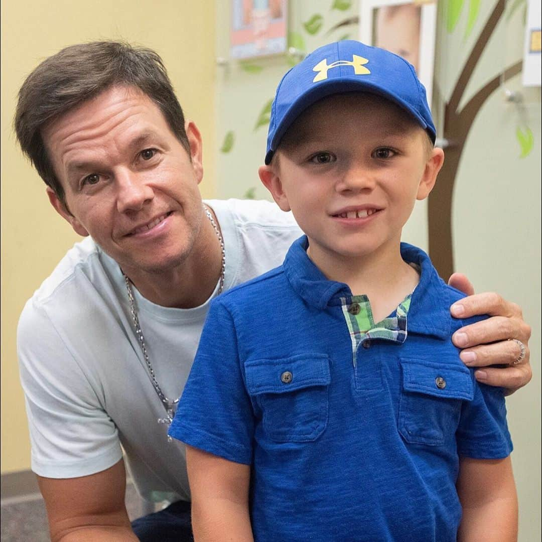 マーク・ウォールバーグさんのインスタグラム写真 - (マーク・ウォールバーグInstagram)「@chefpaulwahlberg and I spent yesterday with some very inspiring young people, including Transformers superfan Hudson, whose cancer is thankfully in remission. Grateful to the doctors and staff at @beaumonthealth for their incredible work to help these special kids and their families. ❤️🙏❤️」8月21日 7時01分 - markwahlberg