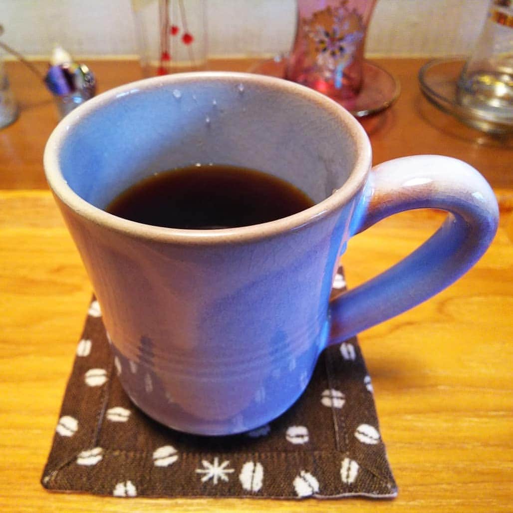 みながわゆみさんのインスタグラム写真 - (みながわゆみInstagram)「#コーヒー #coffee #yukihiracoffee #コーヒー好き #コーヒー好きな人と繋がりたい #癒される時間 #朝のひととき #感謝 #ありがとう #今日も素敵な一日を #コースター #コーヒー豆柄 #鷹山堂 #ボトルフラワー #ボトルフラワーアレンジ #ガラスの指輪 #はーばりうむ #ハーバリウム #お洒落なグラス #コーヒーカップ #お洒落なカップ」8月21日 7時06分 - nama.09.19