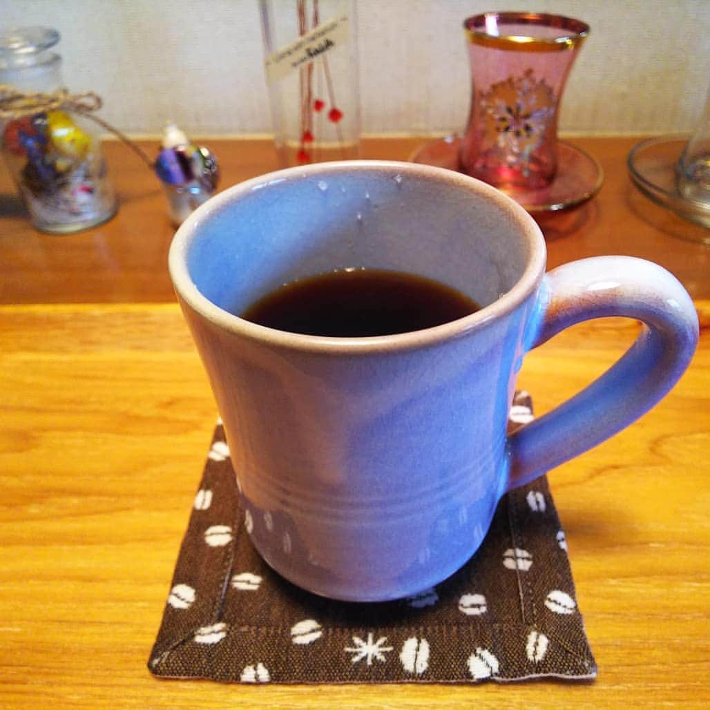 みながわゆみさんのインスタグラム写真 - (みながわゆみInstagram)「#コーヒー #coffee #yukihiracoffee #コーヒー好き #コーヒー好きな人と繋がりたい #癒される時間 #朝のひととき #感謝 #ありがとう #今日も素敵な一日を #コースター #コーヒー豆柄 #鷹山堂 #ボトルフラワー #ボトルフラワーアレンジ #ガラスの指輪 #はーばりうむ #ハーバリウム #お洒落なグラス #コーヒーカップ #お洒落なカップ」8月21日 7時06分 - nama.09.19