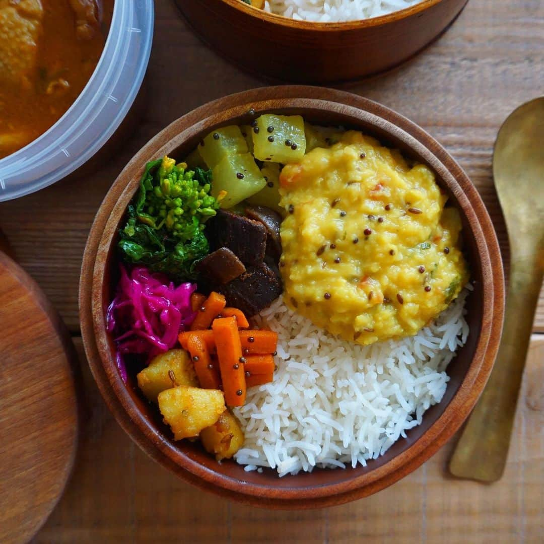 CHIKAのインスタグラム：「いつかのお弁当🍱 *. カレー弁当でおはようございます♡ コリアンダーチキンカレーとお豆のカレー👳🍛💛 カレーを作る時はお弁当にも持って行けるようにちょっと多めに作って楽しんでます🙈💓 お弁当サボって同僚とお外ご飯に行く時もあるんだけど食べたいものを聞かれると「カレー♡」としか答えなかったら「毎回カレーはキツいです…😂」って😂 うん、そりゃそーだよね、と納得🙈 さてさて、折り返し水曜日♡ 今日も笑顔いっぱいで頑張りましょーね♡ *. *. *. #お弁当#弁当#曲げわっぱ#わっぱ#わっぱ弁当#旦那弁当#ちか弁#詰めるだけ弁当の会#とりあえず野菜食#暮らし#常備菜#作り置き#つくりおき#カレー#カレー部#スパイスカレー#curry#spicecurry#spices#お弁当記録#日々#フーディーテーブル#おべんとう#たま木工」