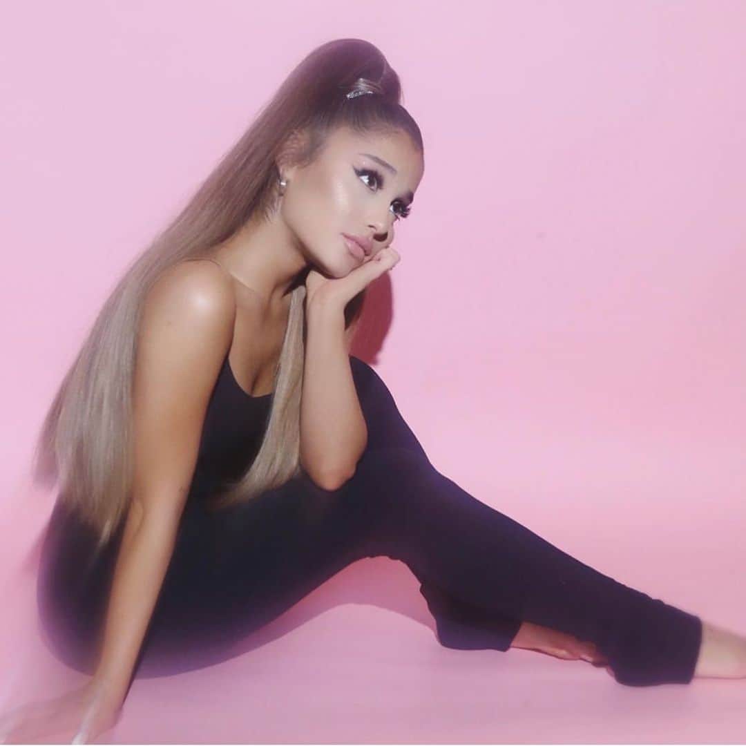 Alfredo Floresのインスタグラム：「📸 an incredible start to the European leg. Three phenomenal shows at the O2 in London! Extremely proud 🖤 @arianagrande #sweetenertour」