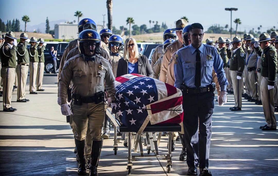 NBC Newsさんのインスタグラム写真 - (NBC NewsInstagram)「⁠ The flag-draped casket of fallen California Highway Patrol Officer Andre Moye Jr. arrives at Harvest Christian Fellowship Church in Riverside, California. The three-year department CHP officer veteran is survived by wife Sara, parents, sisters and brothers, authorities said.⁠ .⁠ 📷: Watchara Phomicinda / The Orange County Register via @apnews」8月21日 7時40分 - nbcnews