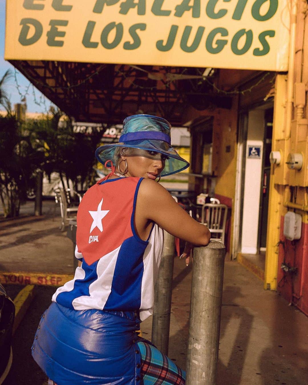 ベロニカ・ベガのインスタグラム：「I jus fell in luv w a Cuban 🇨🇺 This tank avail @lottery.vintage」