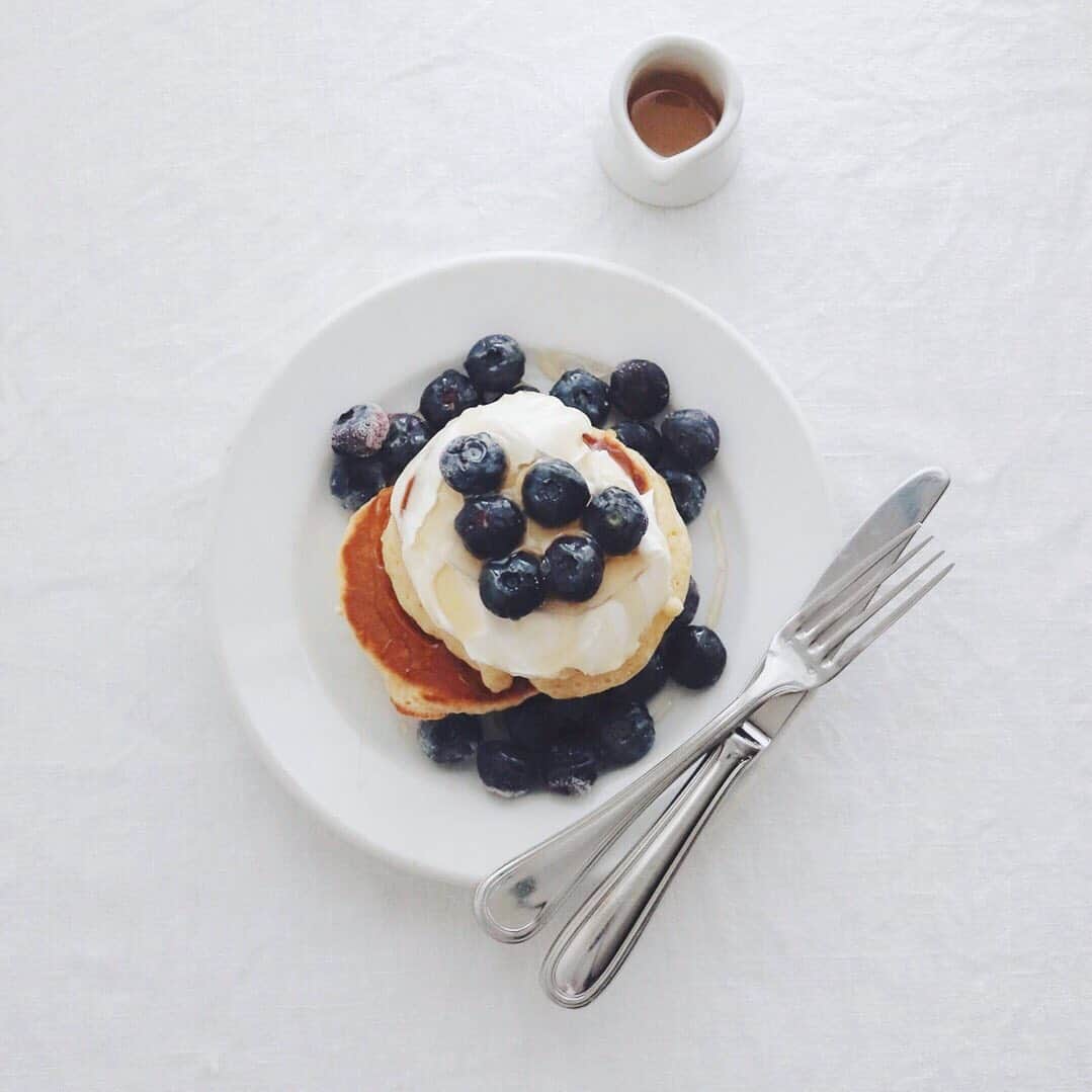 樋口正樹さんのインスタグラム写真 - (樋口正樹Instagram)「Breakfast pancakes with mascarpone, blueberries and honey. . 朝食のパンケーキ、 マスカルポーネに ブルーベリーのせ ハチミツをかけて。 . . #パンケーキ #ブルーベリー #マスカルポーネ #pancakesforbreakfast #breakfastpancakes #pancake #pancakeslover」8月21日 7時40分 - higuccini