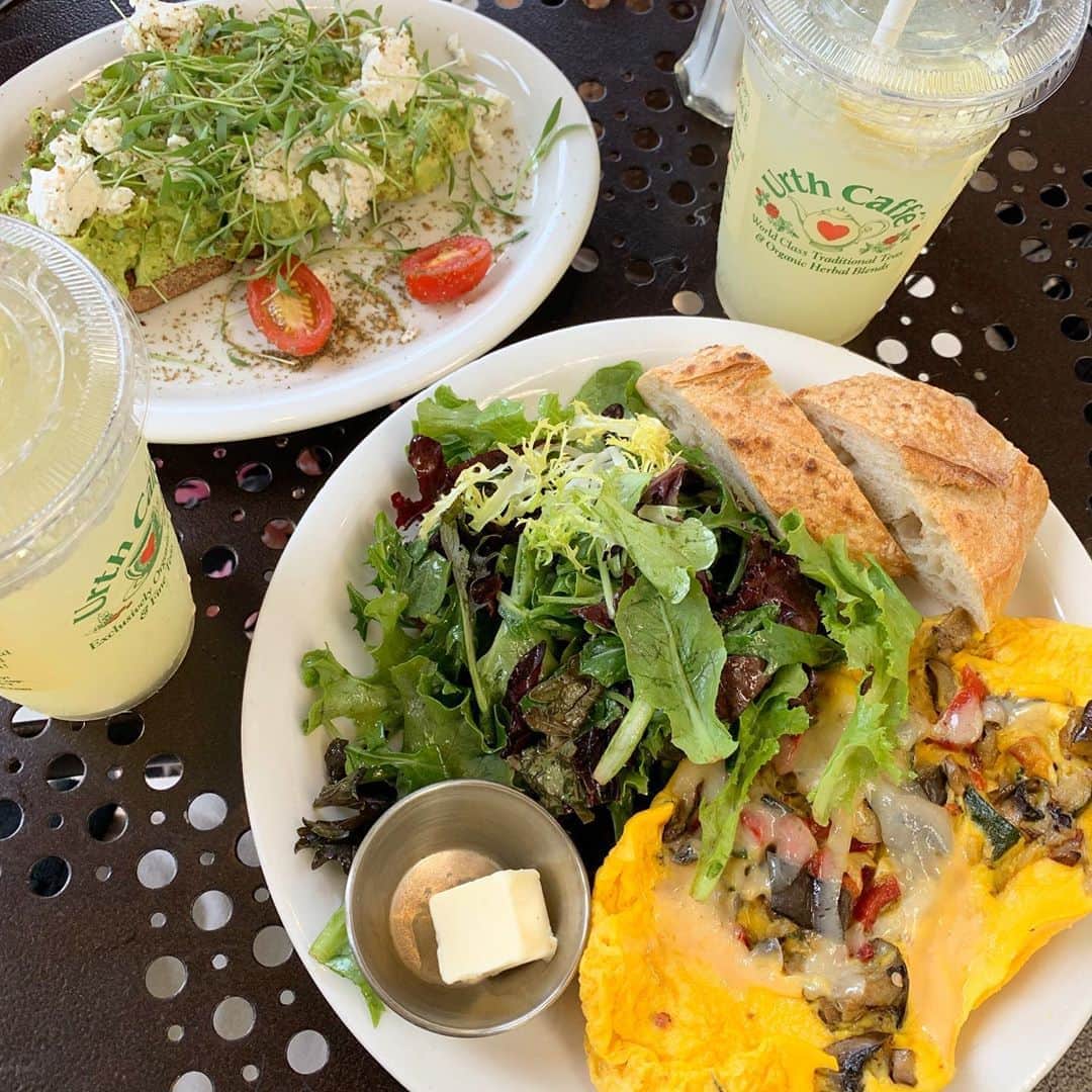 中林美和さんのインスタグラム写真 - (中林美和Instagram)「朝ご飯を作らなくていいって、 それだけで旅は幸せ♡  アボカドトーストに野菜のオムレツ。 大好きなUrth Cafféでね🚲🥑 . #summervacation#losangeles#miwastrip#LA #organiccafe#urthcaffe#santamonica」8月21日 7時40分 - miwanakabayashi