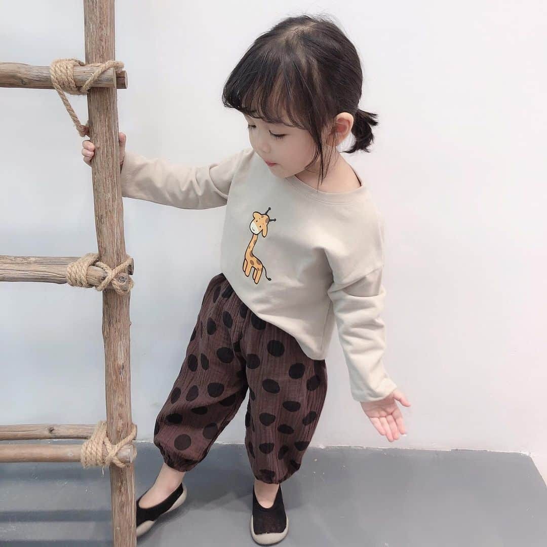 子供服のbig foRE:stさんのインスタグラム写真 - (子供服のbig foRE:stInstagram)「. ポルカドットサルエルパンツ【809】 . おはようございます🌞 お盆休みはしーっかりと休んだので、気持ち新たに頑張ろうと思う店長です☺️ . まだまだ残暑が続いてますが、そろそろ秋アイテムも気になるところ♬ 大人気だった大きめのドットと秋らしいカラーがかわいすぎます😍 . . . . . .  #子供服 #キッズコーデ #韓国子供服 #kidscode #outfit #おでかけコーデ#海外子供服  #おしゃれさんと繋がりたい #kidsjapan #セレクトショップ #女の子コーデ  #男の子コーデ#女の子ママ#男の子ママ#インポート#ママリ #コドモノ #ベビフル#お洒落さんとつながりたい#ninas#ポルカドット#サルエルパンツ」8月21日 7時42分 - olpemi_