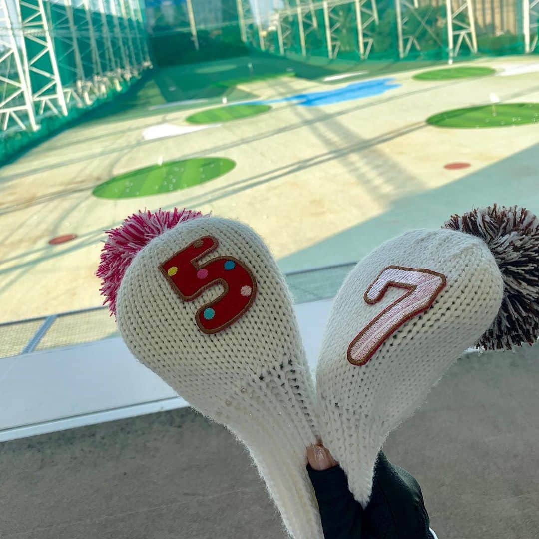 高沢奈苗さんのインスタグラム写真 - (高沢奈苗Instagram)「. 暑いけど練習🏌️‍♀️ 1時間後には汗だく〜🥵💦💦 . . 大きいクラブが苦手なので大きいクラブを中心に🏌️‍♀️ ドライバーは打ち方が定まらない😵 . . . #スイング碑文谷 #ゴルフ練習 #ゴルフ練習場 #打ちっ放し #ドライバーショット #ゴルフ #ゴルフ女子 #夏ゴルフ」8月21日 7時44分 - nanaetakasawa