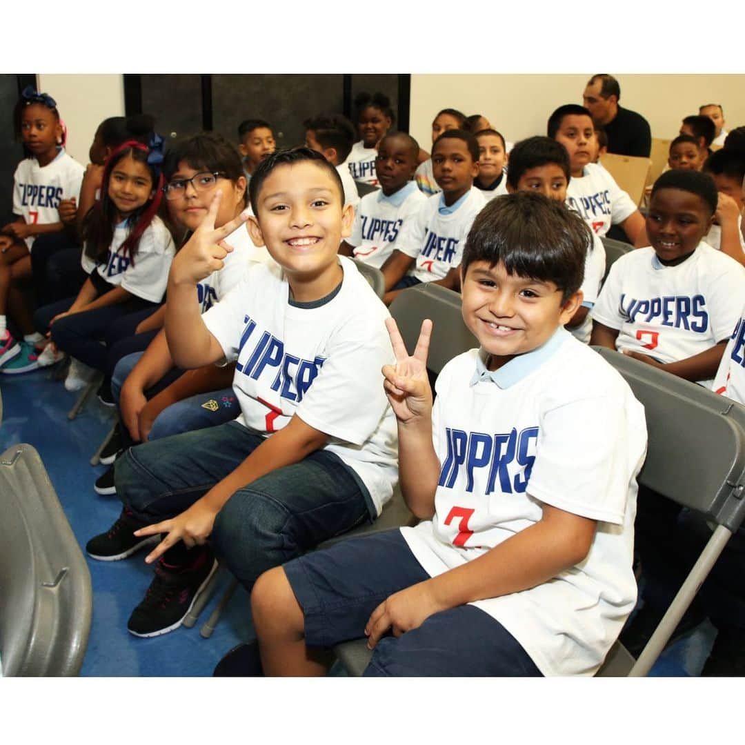 ズーイー・デシャネルさんのインスタグラム写真 - (ズーイー・デシャネルInstagram)「So proud to represent @baby2baby today and celebrate a donation of 1 million backpacks from Baby2Baby, Kawhi Leonard and the @laclippers to students in Los Angeles and beyond!」8月21日 7時48分 - zooeydeschanel