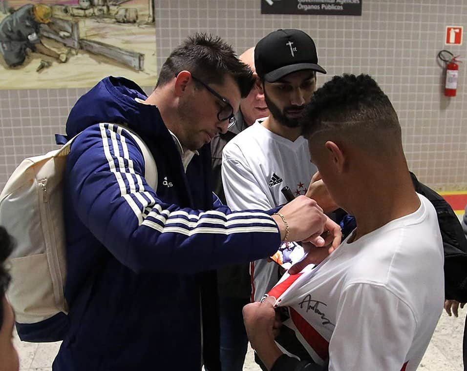 São Paulo FCさんのインスタグラム写真 - (São Paulo FCInstagram)「📍 Curitiba, aqui estamos! Fomos recepcionados de maneira incrível pelos são-paulinos, no aeroporto e na chegada ao hotel. E os ingressos pra nossa torcida já estão esgotados para o duelo com o Athletico, às 19h15, nesta quarta-feira, na Arena da Baixada. Vocês são demais! #EstaremosSempreJuntos #VamosSãoPaulo 🇾🇪 ⠀⠀⠀⠀⠀⠀⠀⠀⠀ 📸 Rubens Chiri / saopaulofc.net」8月21日 7時53分 - saopaulofc