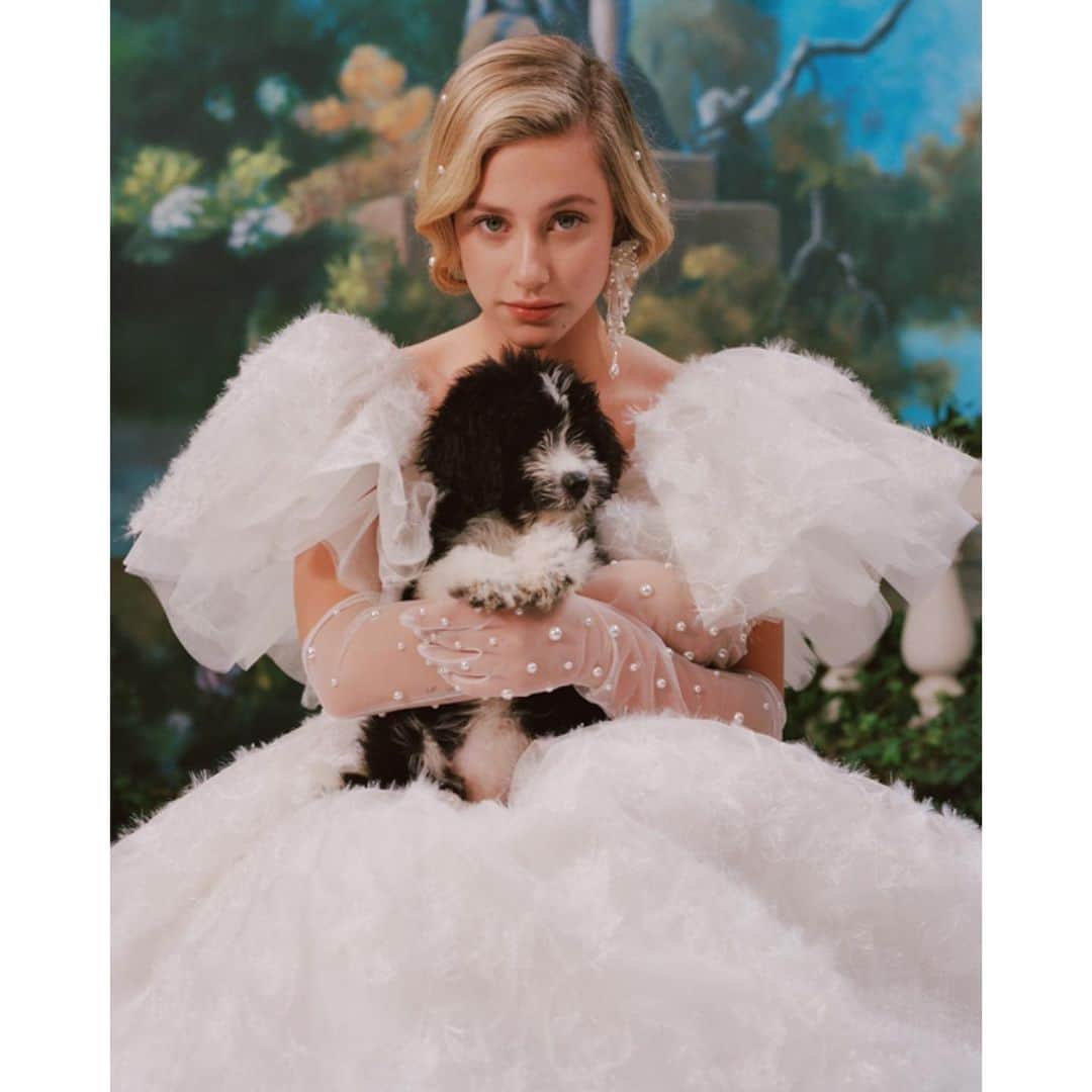 リリ・ラインハルトのインスタグラム：「Puppy breath.」