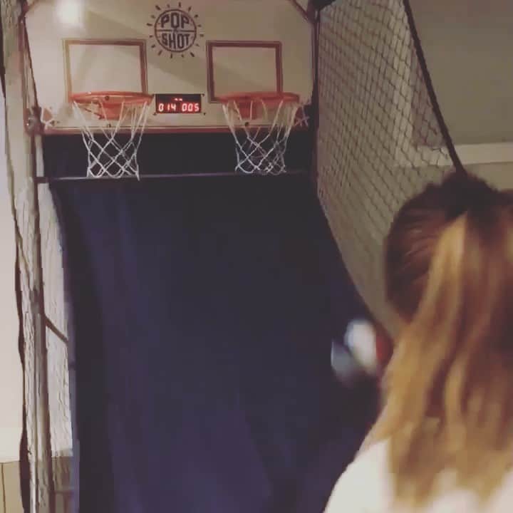 のインスタグラム：「If anyone wanted an update on my #basketball career. Here’s my highlight reel. I started off strong, but ultimately I got worse with practice. #lifeofanathlete #sports」