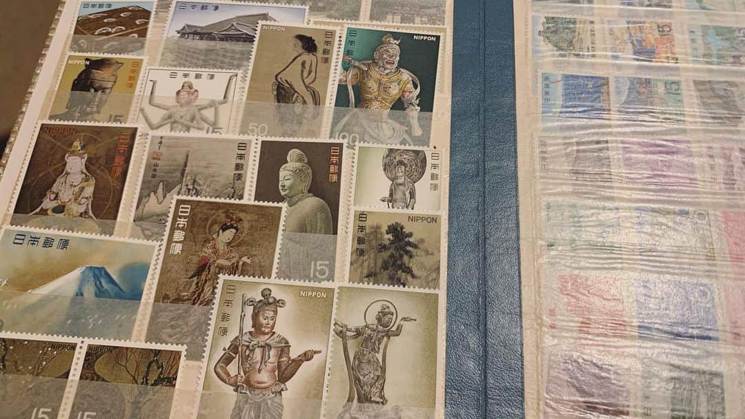 八、おこめさんのインスタグラム写真 - (八、おこめInstagram)「新しい趣味の話 ⍩⃝⃜ 面白い本(動画の次の写真)を見つけて、単純に『仏像と神社仏閣の切手が欲しいなぁ〜♩』って思った。 切手収集してるお母さんに言ったら『今は昔と違って切手の種類も増えて毎月色んなのが出てきりがないからもう買ってないの。』だから処分しようかかと思ってたって…。 東京オリンピックの時から約55年近くもコツコツ集めてきたのにそれは勿体無いし、大切な思い出なのに寂しいから全部譲って貰った✨ 普通切手、特殊切手、記念切手、グリーティング切手に、初めて見た琉球切手。 ふるさと切手やふみの日切手のゆうペーンとかすごい大量にあってこの2冊のストックブックはほんの一部…。 衣装ケースいっぱいにまだまだある！！ お母さんの思い出を少しずつやけど、キレイに整理して大切に残す事が新しい趣味に加わった✨ きっと収集癖はお母さん譲りなんやと思うw ちゃんと整理できたら、切手好きな人〜切手交換しましょ〜♩ #切手は小さな絵画 ✨ #切手は小さな美術品 ✨ #宇野の切手コレクション #切手 #切手収集 #八おこめ #ねこ部 #cat #ねこ #猫 #ネコ #八おこめ動く」9月5日 2時17分 - naomiuno